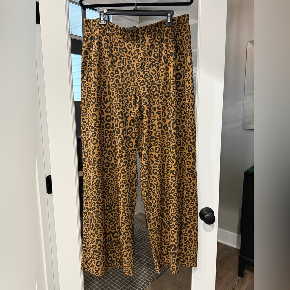 Lululemon Mid Rise Swift Wide Leg Pant